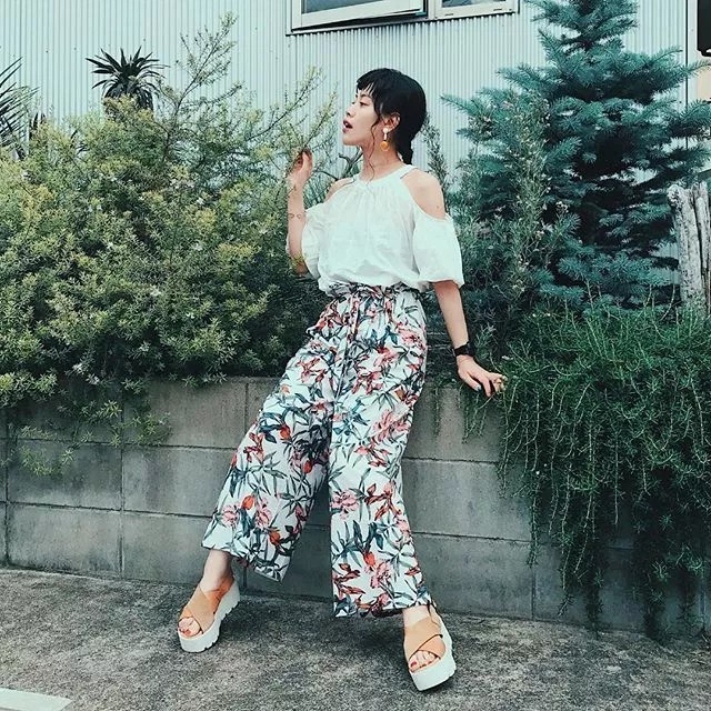 Striped & Floral Print Flare Leg Pants  女性の服装, 衣類, 花柄パンツ