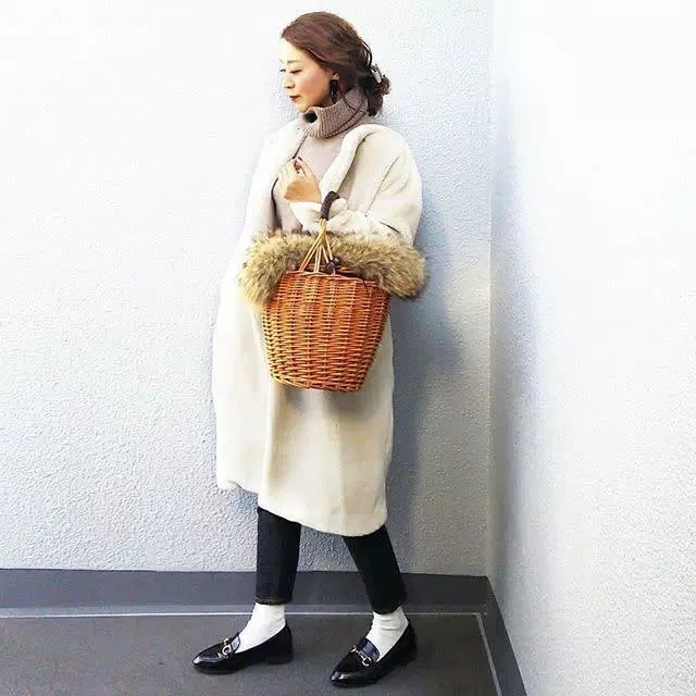 冬コーデにおしゃれに映える♥ ナチュラル可愛い「ファーのかご