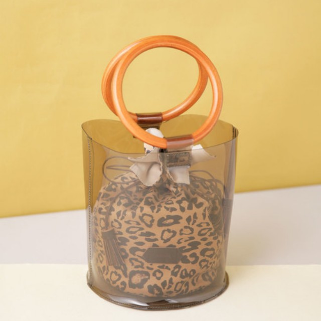 冬服を １でブラッシュアップ Pvcバッグ で冬の着こなしに春らしい抜け感を Zozotown