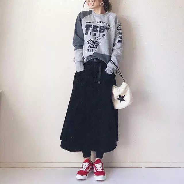 ロゴスウェット、きれいめに着こなしてみない？スカート×ロゴ