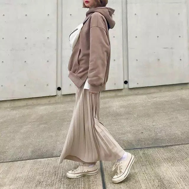 現代の髪型 新鮮なベージュ プリーツ スカート コーデ
