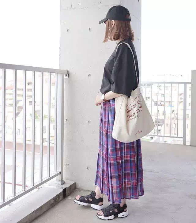キャップで大人っぽく紫外線対策 スカート ワンピース 黒キャップのアウトドアコーデ Zozotown