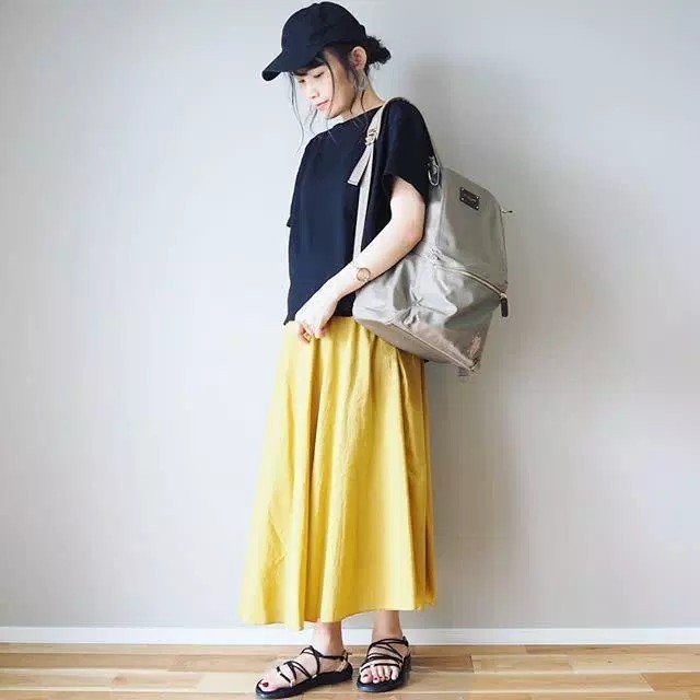 キャップで大人っぽく紫外線対策 スカート ワンピース 黒キャップのアウトドアコーデ Zozotown