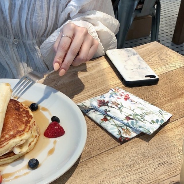 女友達と久々のカフェランチ おしゃれカジュアル でまったり女子トークを楽しもう Zozotown