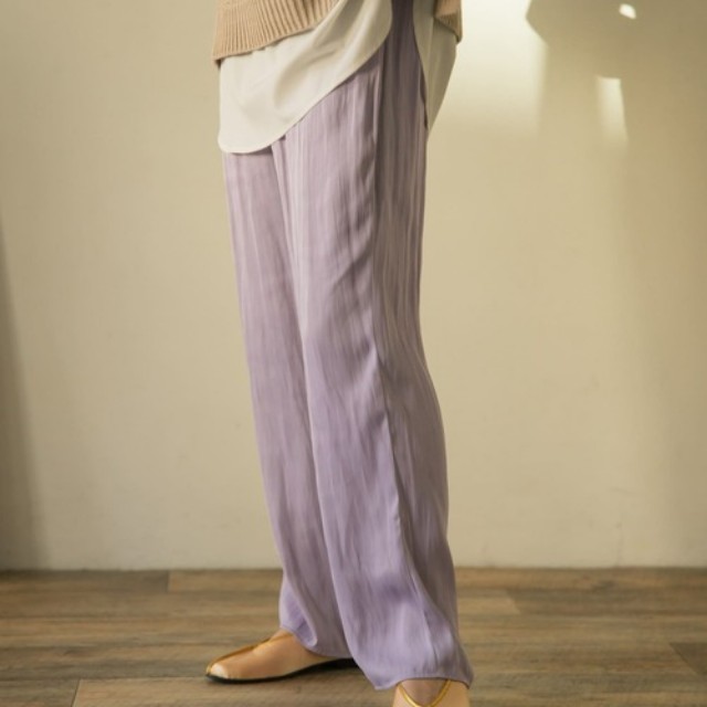 ゆるっとコーデが高見えする 21春おすすめ おしゃれな サテンパンツ の着こなし Zozotown