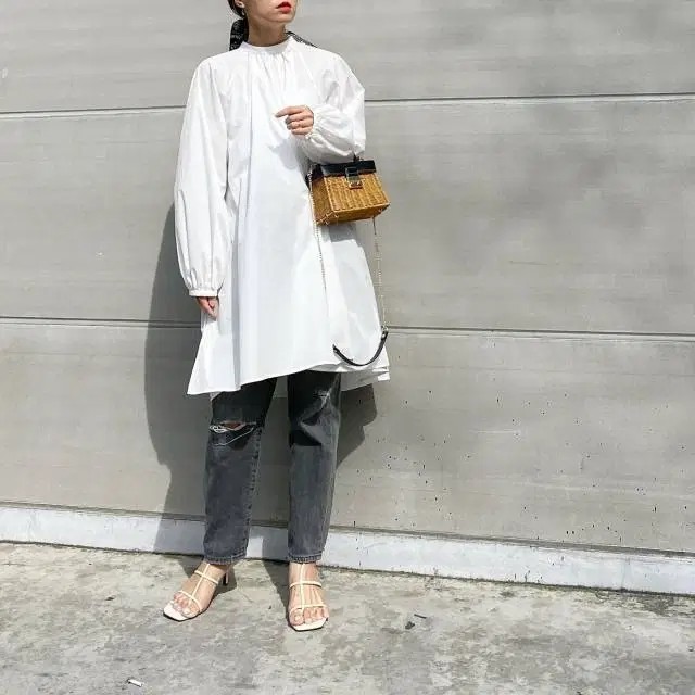 春コーデに困ったら。パンツを合わせるだけの「デザイン白シャツ」が 