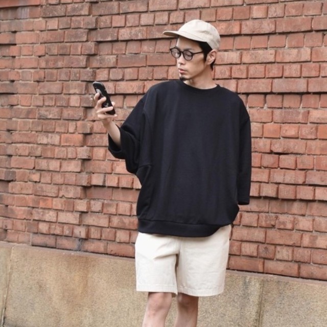 ショートパンツ」を街中でも！ リラックスした大人な印象に