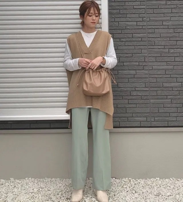 ニットベストのインナー 何を合わせてる 重ね着に迷わない インナー別コーデ Zozotown