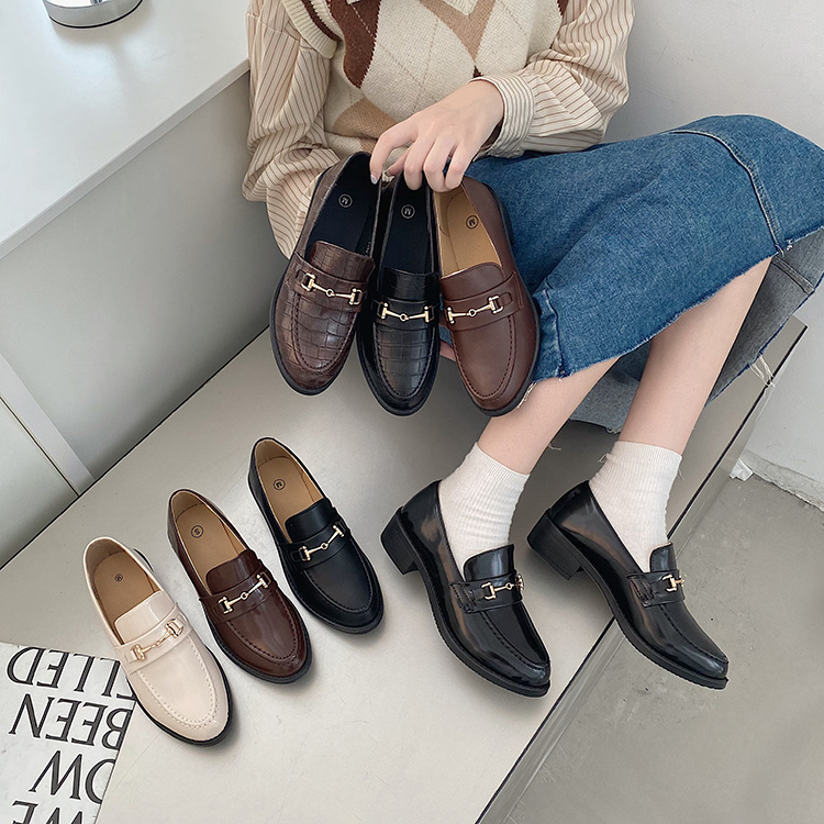 Shoes in Closet -V[N-iV[YCN[[bgj