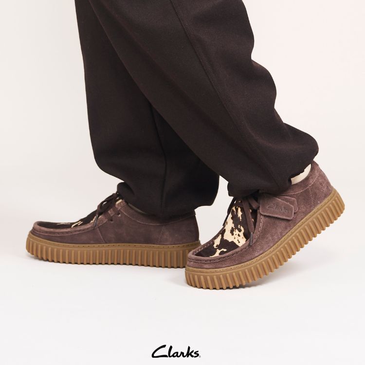 Clarks�i�N���[�N�X�j�̃V���b�v�j���[�X�u�y�N���[�N�X�zAW26�V�F�bWallabee���z�� Torhill Lo ���o�� �v
