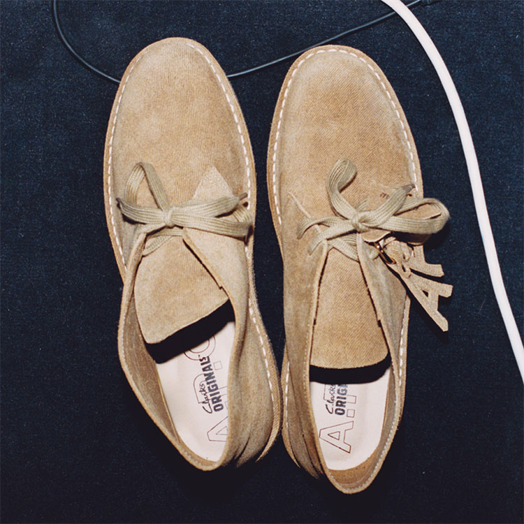 A.P.C.�i�A�[�E�y�[�E�Z�[�j�̃V���b�v�j���[�X�uA.P.C. x Clarks Originals�v