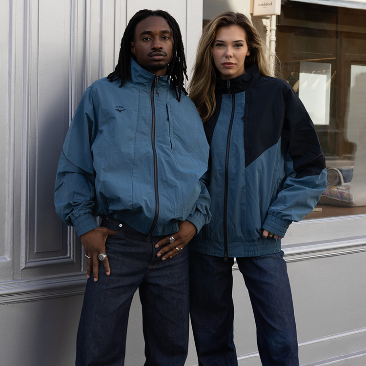 A.P.C.�i�A�[�E�y�[�E�Z�[�j�̃V���b�v�j���[�X�u�y�ē��ׁzMIZUNO�R���{�u���]����̔����ł��B�v