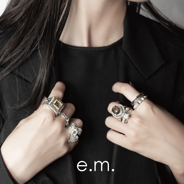 e.m. リング e.m.（イーエム）の「ジルコニア埋め込みピンキーリング（リング