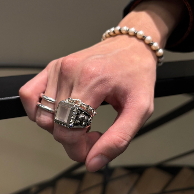 e.m.�i�C�[�G���j�̃V���b�v�j���[�X�u�����Y�ɒ����Ăق��������g����V���o�[�A�C�e���I �v