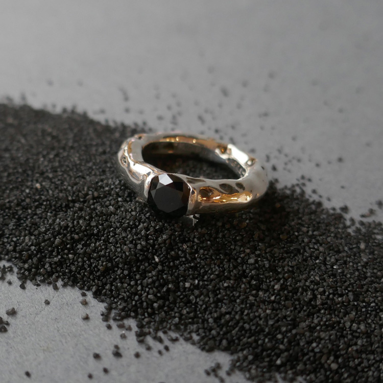 e.m.�i�C�[�G���j�̃V���b�v�j���[�X�u�ymen's�z�u���b�N�ŃV�b�N�ɉ��o �v