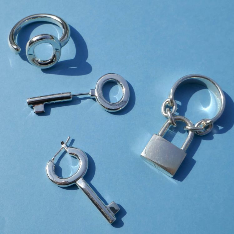 e.m.�i�C�[�G���j�̃V���b�v�j���[�X�ue.m."KEY"�v