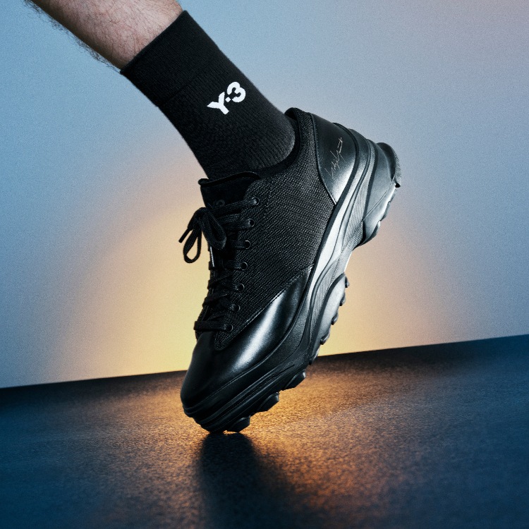 Y-3�i���C�X���[�j�̃V���b�v�j���[�X�u[Y-3]�@�\���Ɛ�i�I�ȃf�U�C���N�w��̌�����AY-3�̃t�b�g�E�F�A���Љ�v