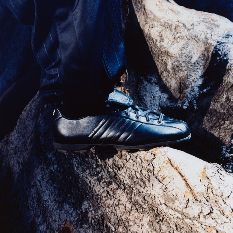 Y-3�i���C�X���[�j�̃V���b�v�j���[�X�u[Y-3]�����j���O�X�j�[�J�[��A�E�g�h�A���璅�z�𓾂��f�U�C���ȂǁAY-3�̏t�ăV�[�Y�����ے�����t�b�g�E�F�A���W�v