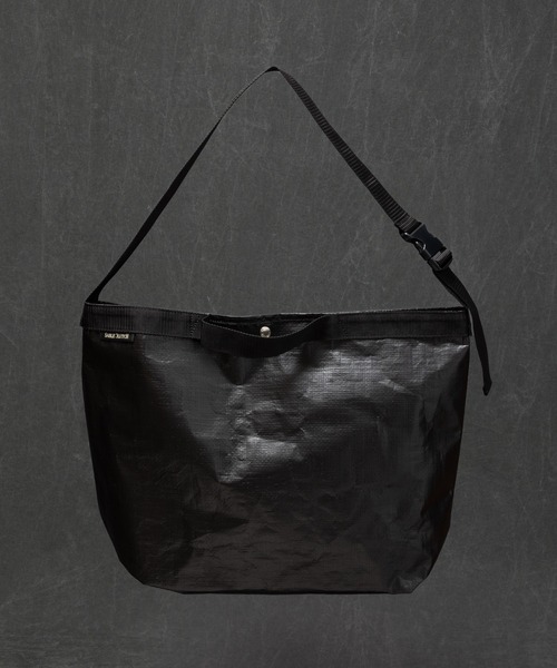 SABLE CLUTCH�i�Z�[�u���N���b�`�j�̃V���b�v�j���[�X�u�^�t���ƌy�ʂ������͂�PE�f�ނ��̗p����2WAY�V�����_�[�g�[�g�I ���ǂ��e�ʂƃV���v���ȃI�V���������D�]�̃o�b�O�ł��I�v