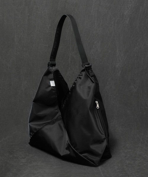 SABLE CLUTCH�i�Z�[�u���N���b�`�j�̃V���b�v�j���[�X�u�V���v���ȃf�U�C���Ȃ�����|�P�b�g�������ɑ����A�t���C�g�f�ނŃI�V�������������A�D�]�̃����n���h���g�[�g�o�b�O�ł��I�v