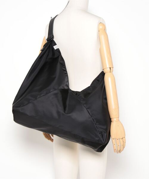 SABLE CLUTCH�i�Z�[�u���N���b�`�j�̃V���b�v�j���[�X�u�V���v���ȃf�U�C���Ȃ�����|�P�b�g�������ɑ����A�t���C�g�f�ނŃI�V�������������A�D�]�̃����n���h���g�[�g�o�b�O�ł��I�v