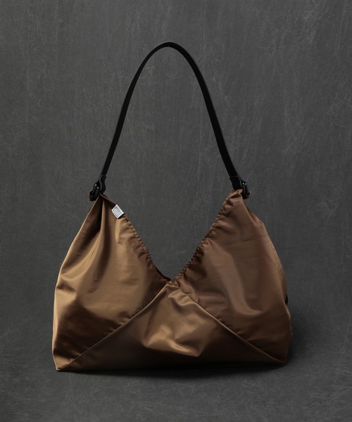 SABLE CLUTCH�i�Z�[�u���N���b�`�j�̃V���b�v�j���[�X�u�V���v���ȃf�U�C���Ȃ�����|�P�b�g�������ɑ����A�t���C�g�f�ނŃI�V�������������A�D�]�̃����n���h���g�[�g�o�b�O�ł��I�v