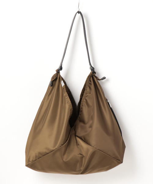 SABLE CLUTCH�i�Z�[�u���N���b�`�j�̃V���b�v�j���[�X�u�V���v���ȃf�U�C���Ȃ�����|�P�b�g�������ɑ����A�t���C�g�f�ނŃI�V�������������D�]�̃����n���h���g�[�g�o�b�O�ł��I�v