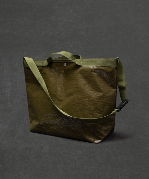 SABLE CLUTCH�i�Z�[�u���N���b�`�j�̃V���b�v�j���[�X�u�^�t���ƌy�ʂ������͂�PE�f�ނ��̗p����2WAY�V�����_�[�g�[�g�I ���ǂ��e�ʂƃV���v���ȃI�V���������D�]�̃o�b�O�ł��I�v