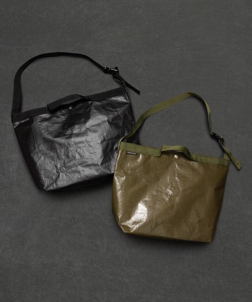 SABLE CLUTCH�i�Z�[�u���N���b�`�j�̃V���b�v�j���[�X�u�^�t���ƌy�ʂ������͂�PE�f�ނ��̗p����2WAY�V�����_�[�g�[�g�I ���ǂ��e�ʂƃV���v���ȃI�V���������D�]�̃o�b�O�ł��I�v