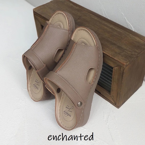 enchanted�i�G���`�����e�b�h�j�̃V���b�v�j���[�X�u�^�Ă��y���ށA��l�T���_���i�G���`�����e�b�h�j�v