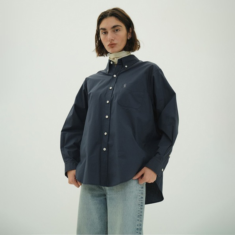 CLANE�i�N���l�j�̃V���b�v�j���[�X�uCL LOGO�V���[�Y�̃{�^���_�E���V���c�B�����Y�V���c�̃f�B�e�[����������A�����I�[�o�[�ȃV���G�b�g�ɁB�v