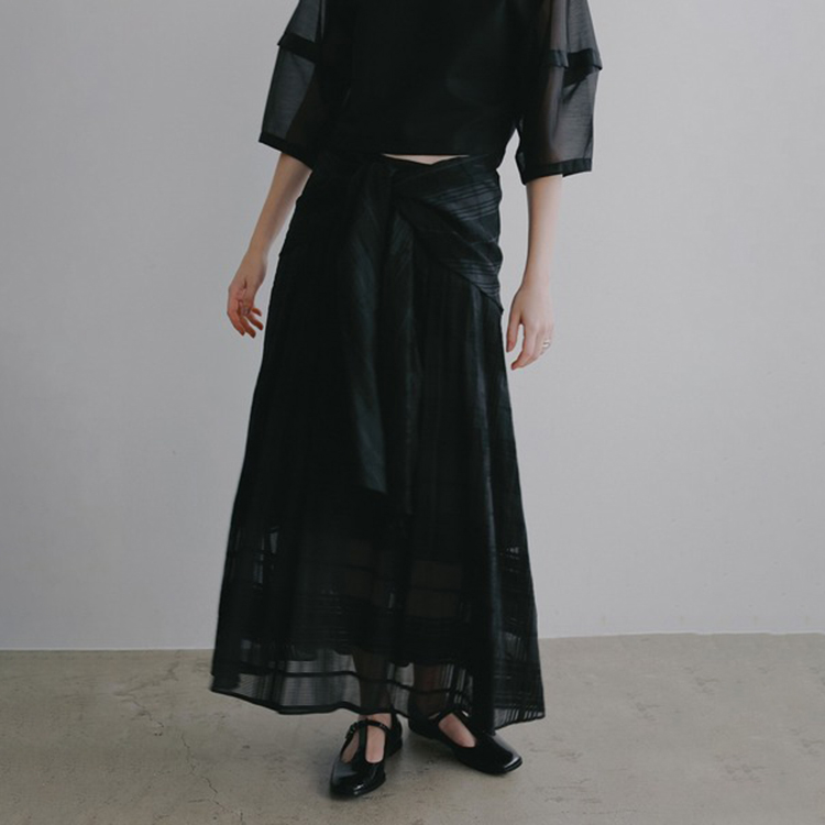 CLANE�i�N���l�j�̃V���b�v�j���[�X�u�V�A�[�D�蕿�`�F�b�N���n�̃t���A�X�J�[�g�B�T�C�h�̕z���V���c�������t�����悤�ȃ��C���[�h�f�U�C���ŁA���܂����J�o�[�B�v