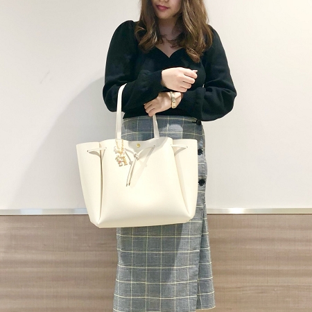 Colors Chouette カラーズアンドシュエットのトピックス Colors Chouette 先週の人気ランキング 第2位 ポケット付きリボントートバッグ Zozotown