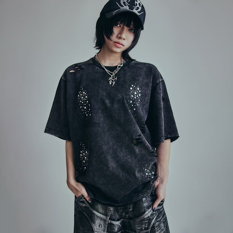 BENDER TOKYO�i�x���_�[�g�E�L���E�j�̃V���b�v�j���[�X�u�����Ɏ{���ꂽ�n�[�h�ȃ_���[�W���H�ƁA���т₩�ȃ��^���p�[�c�̑������ڂ������f�U�C��T�V���c�v