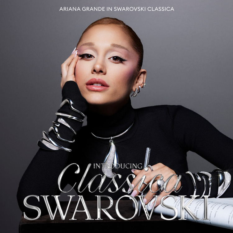 SWAROVSKI�i�X�����t�X�L�[�j�̃V���b�v�j���[�X�uAriana Grande in Swarovski Classica �v