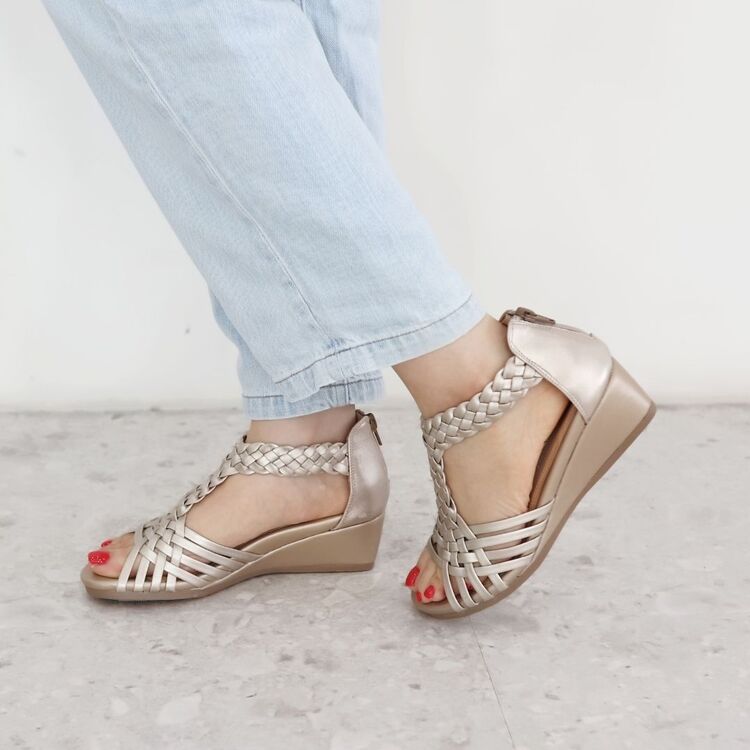 MODE KAORI�i���[�h�J�I���j�̃V���b�v�j���[�X�u�҂݃f�U�C�����f����E�F�b�W�T���_�� �v