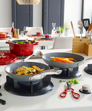 Zwilling J A Henckels Staub ツヴィリング J A ヘンケルス ストウブのトピックス 新生活応援 焼き上がりに差がつくフライパン特集 Zozotown