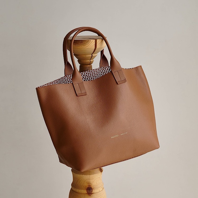 IACUCCI�i�C�A�N�b�`�j�̃V���b�v�j���[�X�u�sIACUCCI�tA4�Ή��I�r�W�l�X�V�[���ɑI�т����o�b�O�B�v