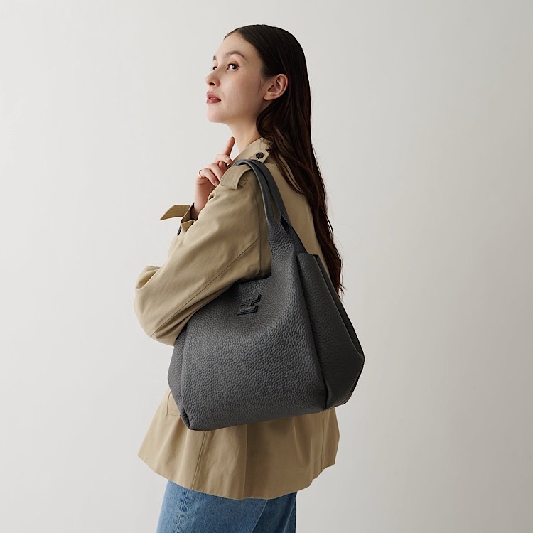 IACUCCI�i�C�A�N�b�`�j�̃V���b�v�j���[�X�u�sIACUCCI�tA4 TOTE�b�������[�́A�������ꂽ�f�U�C���B �v
