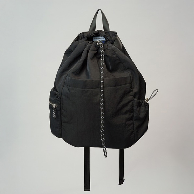 MAISON SPECIAL�i���]�� �X�y�V�����j�̃V���b�v�j���[�X�u�~�j�}���Ȍ����ڂɎ��p���𒚔J�ɐD�荞�݁A�y���Ƌ@�\���𗼗������В��^�o�b�N�p�b�N�B�v