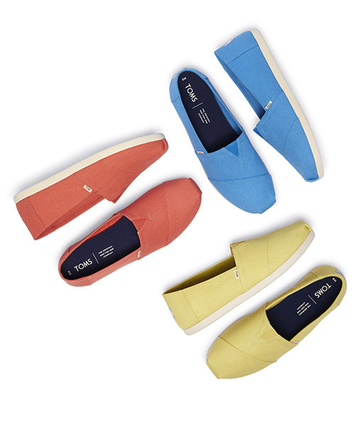 Toms トムスのトピックス Toms Summer ポップなカラーでメンズ夏コーデの差し色に活躍するスリッポン Zozotown