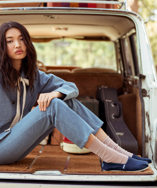 Toms トムスのトピックス Toms Women S コーディネートの幅が広がるカラーソックスとスリッポンを組み合わせ Zozotown