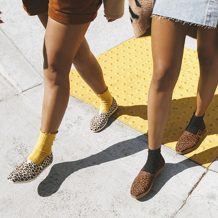 Toms トムスのトピックス Toms Women S 靴下コーデが映える アニマルプリント スリッポン Zozotown