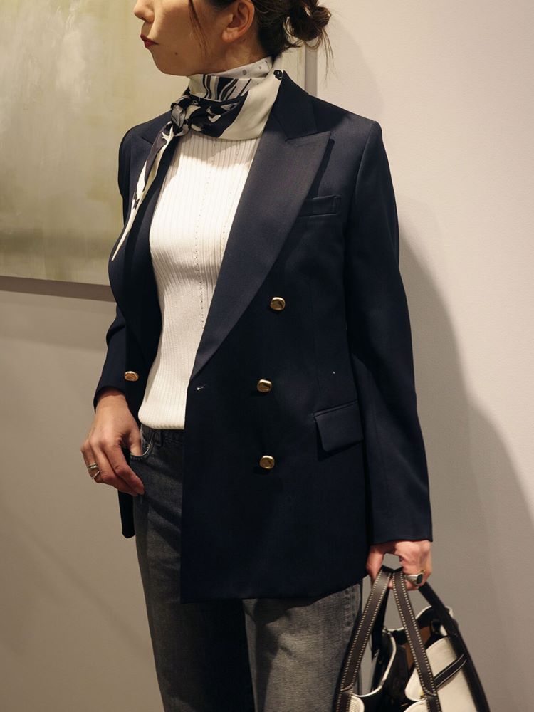 ESTNATION�i�G�X�g�l�[�V�����j�̃V���b�v�j���[�X�u�yESTNATION WOMEN'S�z�X�^�C���̕����L����W���P�b�g�̒����Ȃ����A�X�^�b�t������Ă��܂��B�v