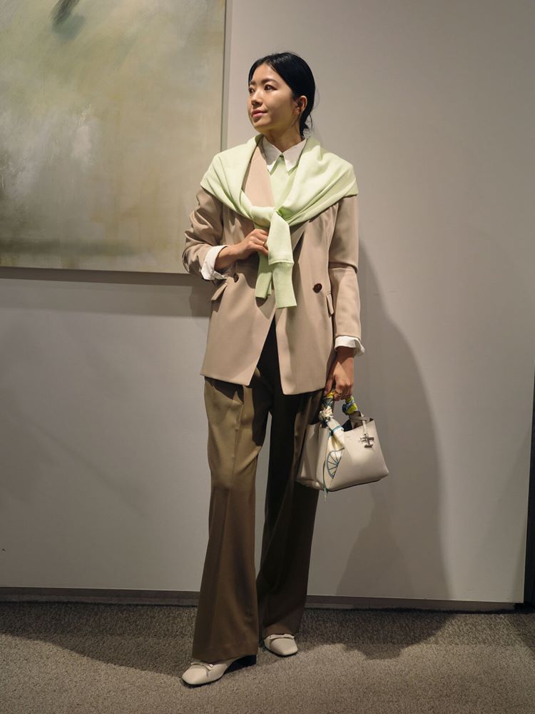 ESTNATION�i�G�X�g�l�[�V�����j�̃V���b�v�j���[�X�u�yESTNATION WOMEN'S�z�X�^�C���̕����L����W���P�b�g�̒����Ȃ����A�X�^�b�t������Ă��܂��B�v