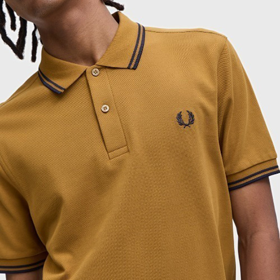 FRED PERRY�i�t���b�h�y���[�j�̃V���b�v�j���[�X�u�h�J�ƃe�B�b�v���C���̃J���[�o���G�[�V�����Ŗ�����t���b�h�y���[�̃|���V���c�v