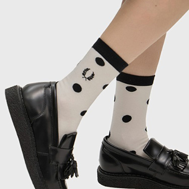 FRED PERRY�i�t���b�h�y���[�j�̃V���b�v�j���[�X�u�h�b�g�������C���i�b�v�IAmy Winehouse × FRED PERRY�R���N�V�����v