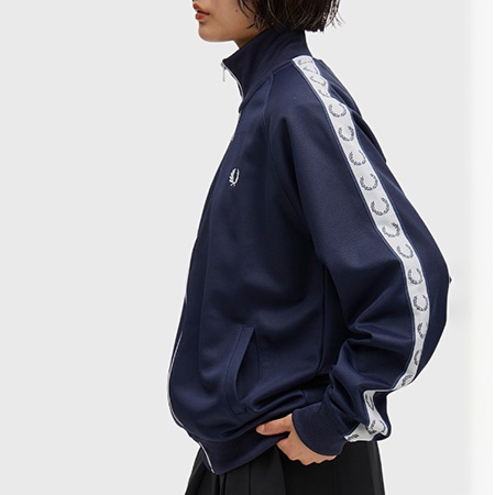 FRED PERRY�i�t���b�h�y���[�j�̃V���b�v�j���[�X�u�H�̃X�^�C�����O�ɕK�{�ȃg���b�N�W���P�b�g�^��Ԃ���V�F�܂Łv