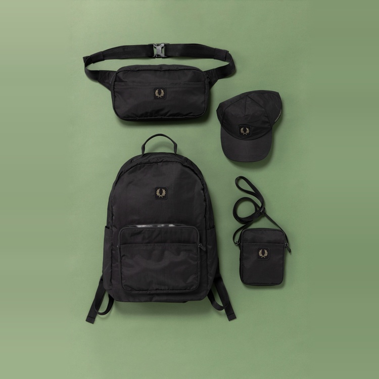 FRED PERRY�i�t���b�h�y���[�j�̃V���b�v�j���[�X�u�H�̍s�y�Ƀs�b�^���ȃt���b�h�y���[�̃o�b�O�v
