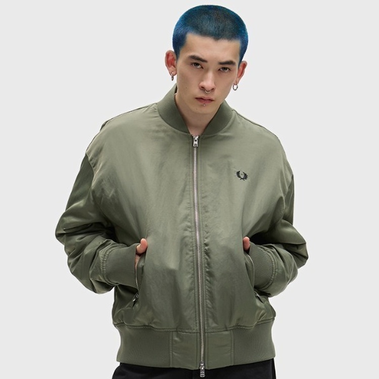 新色先行予約受付中】Taped Track Jacket／フレッドペリートラック